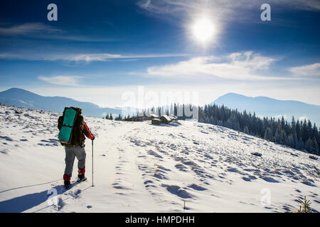 Turisti in inverno in montagna Foto Stock