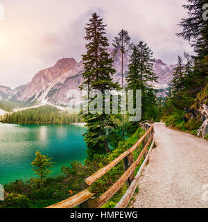 Il lago tra i monti Foto Stock