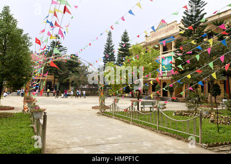 Thai Giang Pho Boarding School, in background gli studenti che frequentano la scienza classe, progetto outdoor, manipolando sestante. Foto Stock