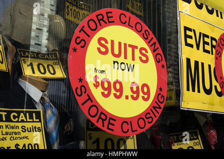 Abbigliamento uomo Store, andando fuori di segni aziendali, STATI UNITI D'AMERICA Foto Stock