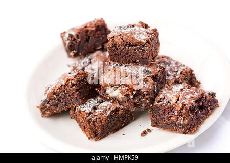 Delizioso pane appena sfornato, biscotti e crema brownie pezzi su una piastra bianca. Il fuoco selettivo sulla sommità del brownie Foto Stock