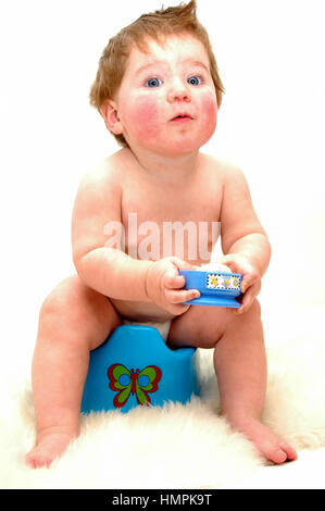 Un anno di età bambino sul vasino Foto Stock