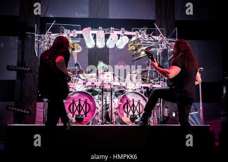 Milano, Italia. 04 feb 2017. La American band progressive metal dei Dream Theater raffigurata sul palco come essi svolgono al Mediolanum Forum di Milano, Italia. Credito: Roberto Finizio/Pacific Press/Alamy Live News Foto Stock