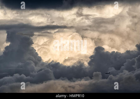 Pesanti formazioni cloud la luce del tramonto nella valle di Medellin in Colombia Sud America, sopra, aria, paesaggio, natura Foto Stock