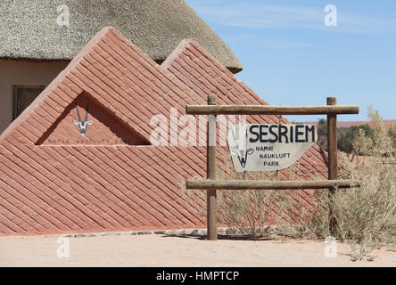 Sesriem Gate nel Namib-Naukluft National Park che è il punto di ingresso per la Visita Sossusvlei Foto Stock