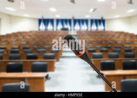 Microfono con foto sfocata di conferenza vuota hall o nella sala seminario in background. Incontro di lavoro concept Foto Stock