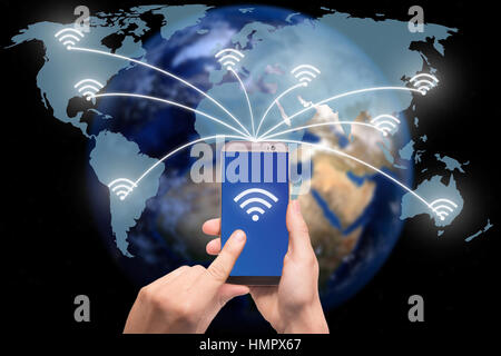 Mano azienda smart phone sulla mappa del mondo della rete wireless e la rete di comunicazione, immagine astratta visual, internet delle cose.Gli elementi di questa immagine fur Foto Stock