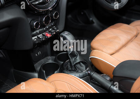 Arancio auto di lusso interno con il volante, la leva del cambio e aria condizionata e controllo pulsante di opzione in auto. Foto Stock