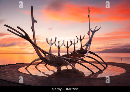 Sun Voyager (Solfar), una nave vichinga scultura in metallo dell'artista Jon Gunnar Arnason, sul lungomare di Reykjavik, Islanda, costruita come un'ode al sole. Foto Stock