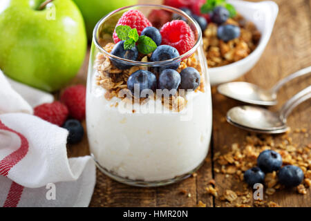 Formaggio e yogurt parfait con granola e bacche fresche Foto Stock