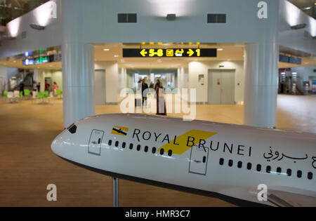 Un modello aereo della Royal Brunei Airlines è esposto all'interno dell'edificio del terminal recentemente ristrutturato presso l'aeroporto internazionale di Bandar a Darussalam, Brunei. © Time-Snap Foto Stock