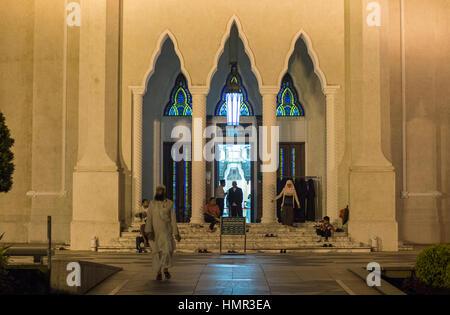 Una donna, un bambino ed un certo numero di uomini sono visti davanti all'entrata alla moschea del Sultano Omar Ali Saifuddien durante la notte a Bandar seri Begawan, Darussalam, Brunei. © Time-Snap Foto Stock