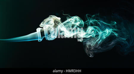 Colorato fumo ricci isolati su sfondo nero Foto Stock