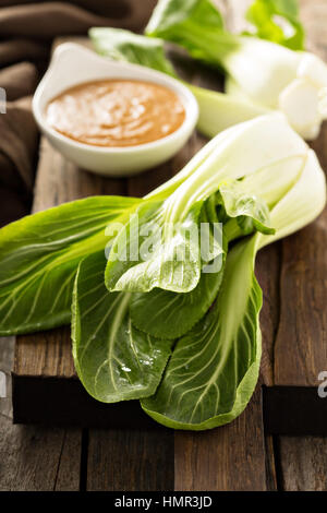 Baby bok choy con arachidi salsa piccante Foto Stock