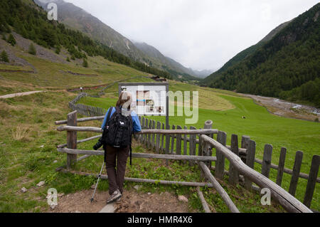 Escursionista in Val di Fosse (Pfossental), Val Senales (Val Senales), Trentino Alto Adige, Italia Foto Stock
