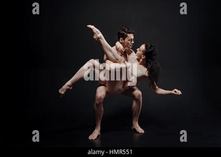Coinvolti giovani ballerini eseguono in studio Foto Stock