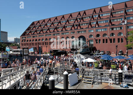 Guardando verso il Marriott Long Wharf a Boston Harbor, Boston, Massachusetts, Stati Uniti. Foto Stock