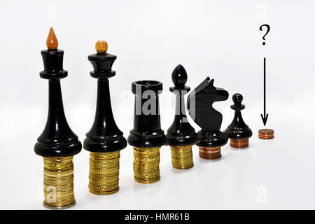 Composizione astratta di scacchi e denaro. Foto Stock