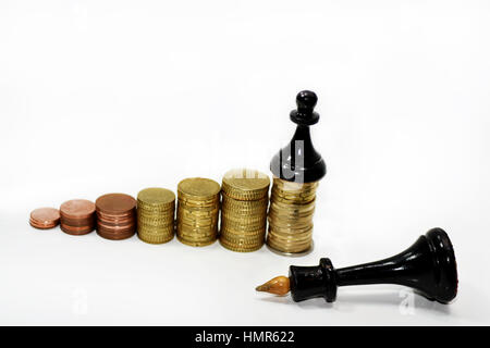 Composizione astratta di scacchi e denaro. Foto Stock