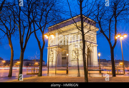 L'Arco Trionfale di notte Parigi, Francia Foto Stock