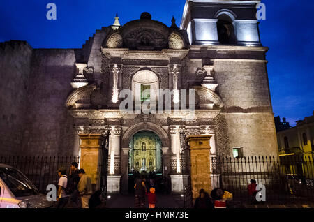 La Iglesia de San Agustín (Arequipa, Perù). Arquitectura barroco mestizo en sillar (ignimbrita, piedra volcánica) Siglo XVI. Campanario neoclásico. Foto Stock