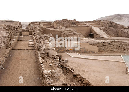 Fortaleza de Pachacamac (siglos IX al XIV d.C). donde se encuentra el Oráculo de Pachacamac, culto ancestrale vinculado a los sismos. Foto Stock