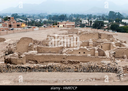 Fortaleza de Pachacamac (siglos IX al XIV d.C). donde se encuentra el Oráculo de Pachacamac, culto ancestrale vinculado a los sismos. Foto Stock