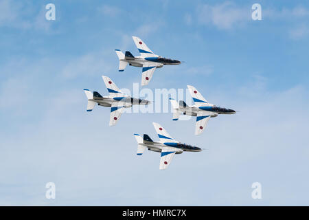 Voli dimostrativi di impulso di blu. Impulso di colore blu è il aerobatic team di dimostrazione del Giappone Aria forza di autodifesa. Foto Stock