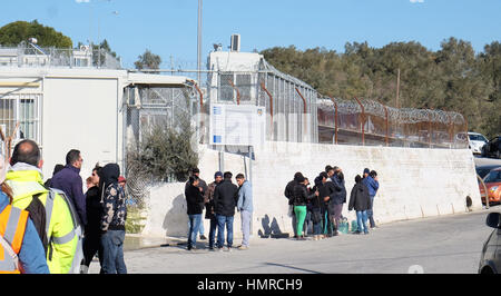 È sotto embargo per 0001 Lunedì 6 Febbraio i cancelli anteriore della moria camp sull'isola greca di Lesbo, dove cinque rifugiati sono morti in dieci giorni. Foto Stock