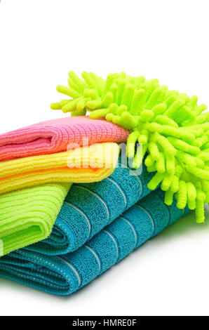 Stracci colorati in microfibra e asciugamani isolato su uno sfondo bianco Foto Stock