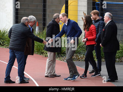 Il Duca e la Duchessa di Cambridge e il principe Harry arrivano presso la Queen Elizabeth Olympic Park nella zona est di Londra, a unirsi a corridori che prenderanno parte alla Maratona di Londra per la loro salute mentale campagna teste insieme. Foto Stock