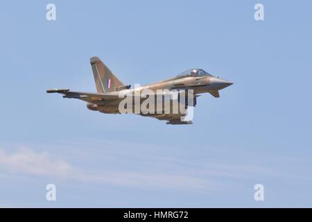 RAF Typhoon ZK349 con Gina Camouflage vernice schema che commemora il settantacinquesimo anniversario della battaglia di Gran Bretagna Foto Stock