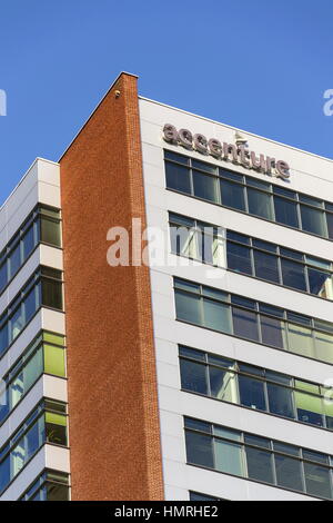 Praga, Repubblica Ceca - 5 febbraio: Accenture global professional services company logo sul ceco headquarters building il 5 febbraio 2017 a Praga, Foto Stock