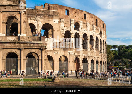 Roma,Italia- Settembre 17, 2010: turisti di visitare il famoso e antico Colosseo di Roma in una soleggiata giornata estiva. Foto Stock