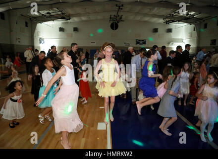 Florida, Stati Uniti d'America. 4 febbraio, 2017. Padre annuale figlia danza al Village Park a Wellington. Credito: Bruce R. Bennett/Palm Beach post/ZUMA filo/Alamy Live News Foto Stock