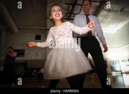 Florida, Stati Uniti d'America. 4 febbraio, 2017. Cinque anni di Kira Herman danze con suo padre Ron Herman all annuale padre figlia danza al Village Park a Wellington. Credito: Bruce R. Bennett/Palm Beach post/ZUMA filo/Alamy Live News Foto Stock