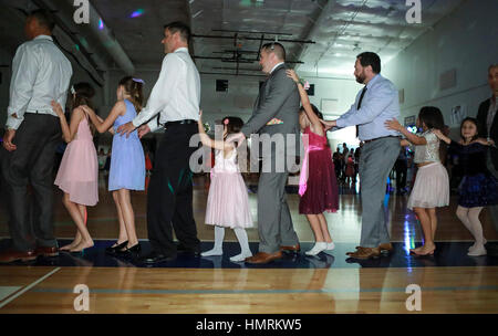 Florida, Stati Uniti d'America. 4 febbraio, 2017. Padre annuale figlia danza al Village Park a Wellington. Credito: Bruce R. Bennett/Palm Beach post/ZUMA filo/Alamy Live News Foto Stock