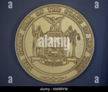 Washington, District of Columbia, USA. 30 dicembre 2014. The Great Seal of the State of New York all'esterno dell'ufficio di Capitol Hill il Rappresentante degli Stati Uniti Michael G. Grimm (Repubblicano di New York) al 1725 Longworth House Office Building a seguito delle sue dimissioni dopo la sua condanna per evasione fiscale a Washington, DC, martedì 30 dicembre 2014. Credito fotografico: Ron Sachs/CNP/AdMedia Credit: Ron Sachs/AdMedia/Alamy Live News Foto Stock