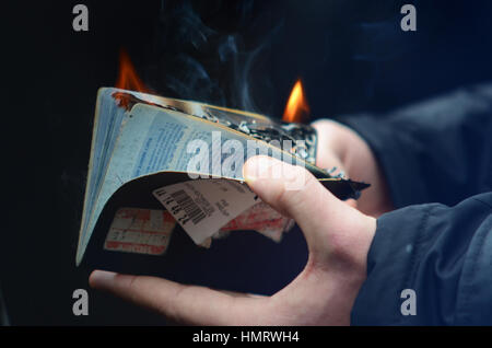 Protester Jeremy Hill Edwards bruciò il suo passaporto statunitense al di fuori dell'Ambasciata degli Stati Uniti a Londra per protestare contro Donald Trump il divieto di viaggio Foto Stock