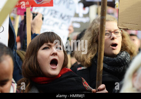 I manifestanti radunati fuori l'ambasciata Usa a Londra e hanno marciato a Downing Street per protestare contro Donald Trump's ordine esecutivo - doppiato il suo 'Muslim divieto' Foto Stock