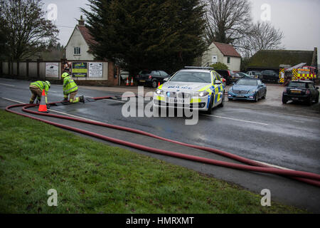 Cressing Essex REGNO UNITO. 5 febbraio 2017. I vigili del fuoco continuano a lavorare presso la scena di un fienile fuoco che inizia circa 1am. Credito: David Johnson/Alamy Live News Foto Stock