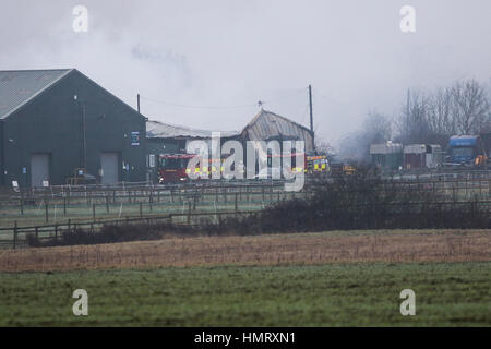 Cressing Essex REGNO UNITO. 5 febbraio 2017. I vigili del fuoco continuano a lavorare presso la scena di un fienile fuoco che inizia circa 1am. Credito: David Johnson/Alamy Live News Foto Stock