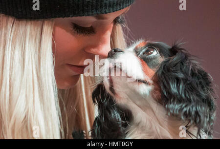 San Moritz, Svizzera. 5 febbraio, 2017. Lindsey Vonn del US SKI TEAM e il suo cane Lucy durante un Eurosport conferenza stampa per quanto riguarda la serie TV "a caccia di storia', una documentazione della vita e la formazione di Lindsey Vonn a San Moritz, Svizzera, 5 febbraio 2017. Foto: Michael Kappeler/dpa/Alamy Live News Foto Stock