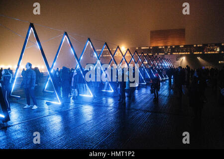 Danimarca, Copenaghen. 4 febbraio, 2017. L'Onda, interattivo di un suono e luce installazione, è spanning 80 metri su Ofelia Plads come parte dell'arte danese e il festival di musica Frost Festival in Copenhagen. Il Wave è stato sviluppato dalla fama internazionale del design della luce oscura collettiva di vertigini e con la produzione dei suoni da Peter Albrechtsen. Credito: Gonzales foto/Alamy Live News Foto Stock