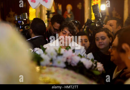 Il Cairo, Egitto. 5 febbraio, 2017. I cristiani in Egitto in lutto durante il funerale di Demiana Amir, 14, che è morto la scorsa notte dopo che lei è stato ferito in esplosione di una bomba che mirate il San Pietro e San Paolo Chiesa Copta Ortodossa nel dicembre 2016 al Cairo, in Egitto. Il numero di decessi per l attentato che ha di mira la Basilica di San Pietro e di san Paolo la Chiesa nel dicembre 2016 è salito a 29 dopo la morte di Amir nel febbraio 05, 2017.Ha sofferto da schegge che aveva presentato nel suo cervello durante l'esplosione. Credito: Amr Sayed/immagini APA/ZUMA filo/Alamy Live News Foto Stock