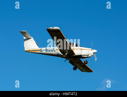 Piper PA38-112 Tomahawk avvicinando Wellesbourne Airfield, Warwickshire, Regno Unito (G-BGGE) Foto Stock