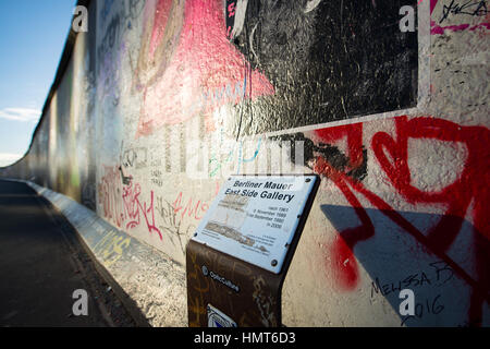 Berlino , Germania - 28 Novembre 2016: East Side Gallery il muro di Berlino memoriale internazionale alla libertà. interamente dipinta con graffiti Foto Stock