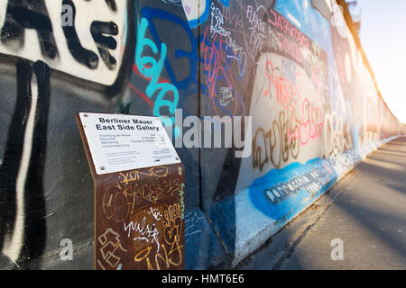 Berlino , Germania - 28 Novembre 2016: East Side Gallery il muro di Berlino memoriale internazionale alla libertà. interamente dipinta con graffiti Foto Stock