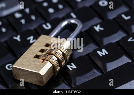Golden lock sulla tastiera nera - computer security concetto, internet privacy Foto Stock