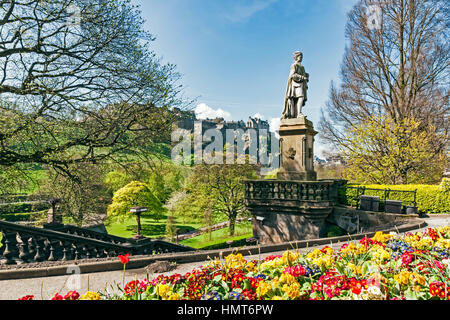 Il Allan Ramsay Monumento all'orologio floreale in Princes Gardens Edinburgh in Scozia con il Castello di Edimburgo in background Foto Stock